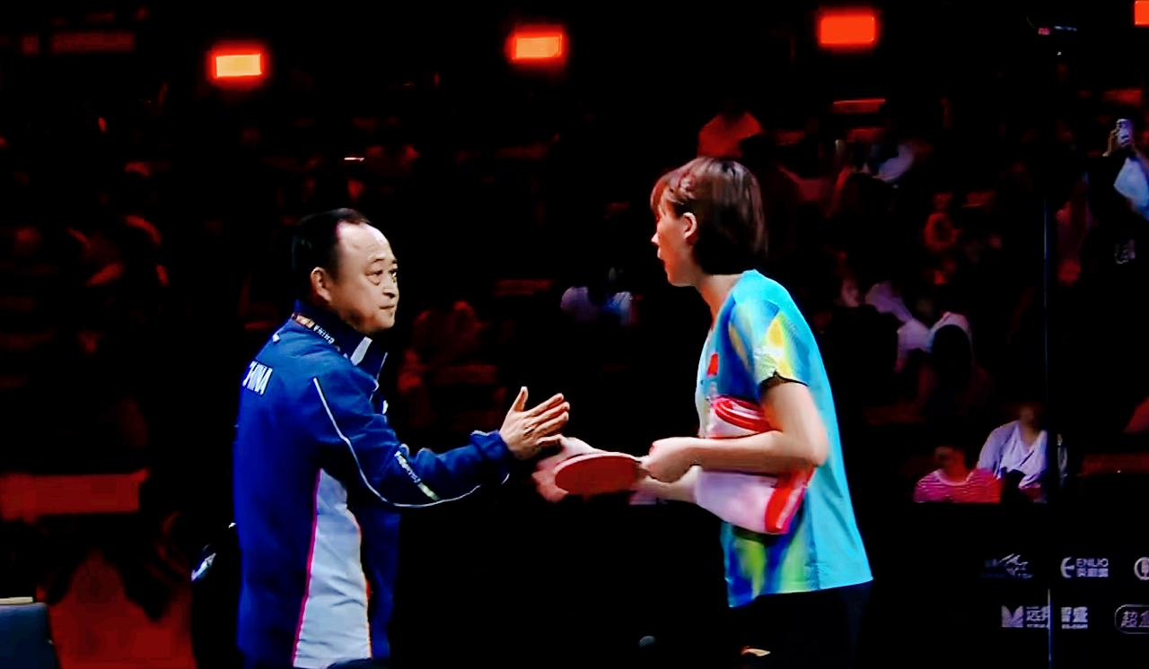 陈熠3:1拿下彭郁涵时，大家看到大成教练的脸色了吗？大成居然黑脸了，貌似还训了