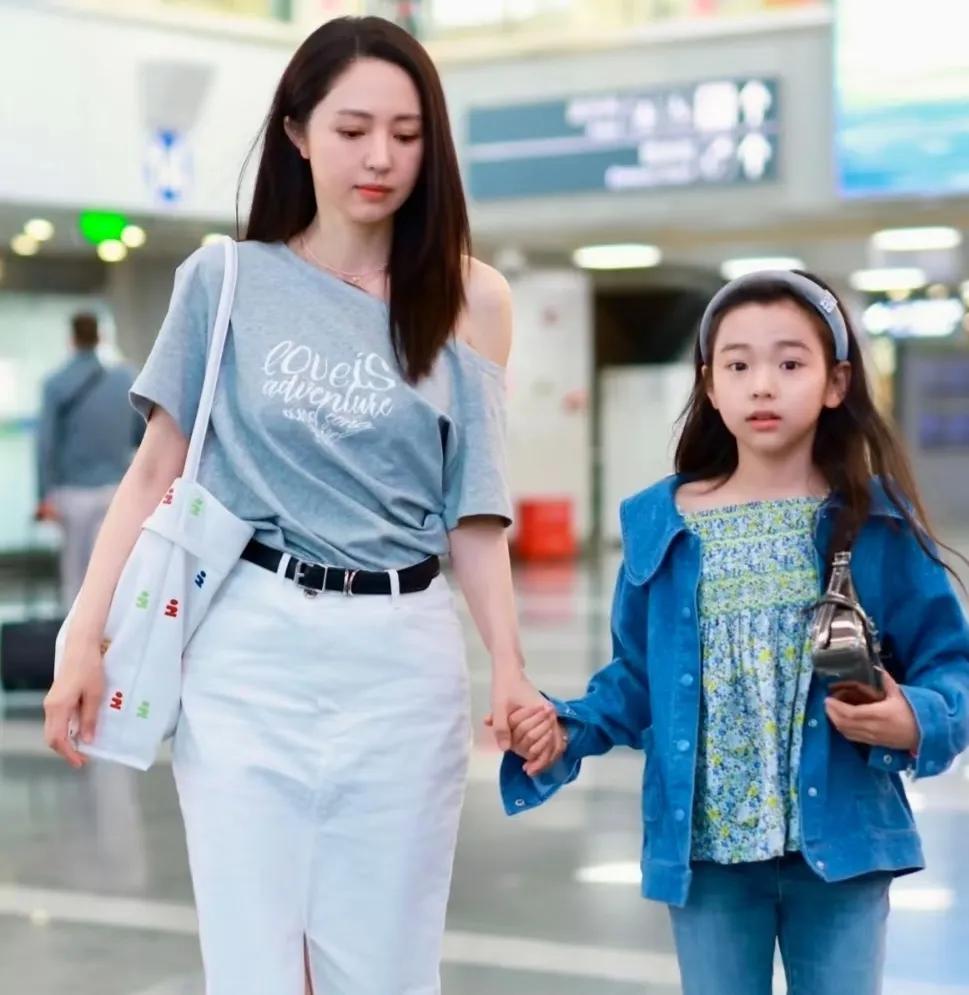 董璇携小酒窝现身机场，母女时尚穿搭引关注，“最美星二代”未来引遐想在娱乐圈的星