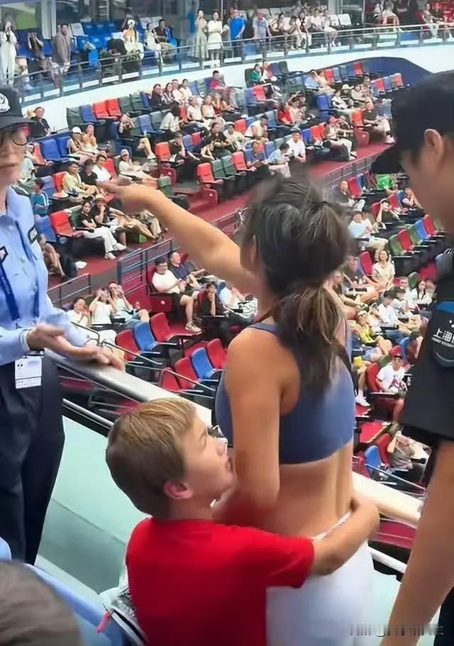 上海网球赛闹事女子现在最后悔的应该是在孩子面前的失态。她不是后悔被全网关注，