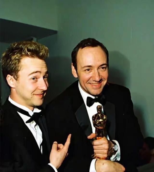 在任何国家沾上性丑闻，也会身败名裂。想想那些大明星，手里握着奖杯，生活光鲜，结