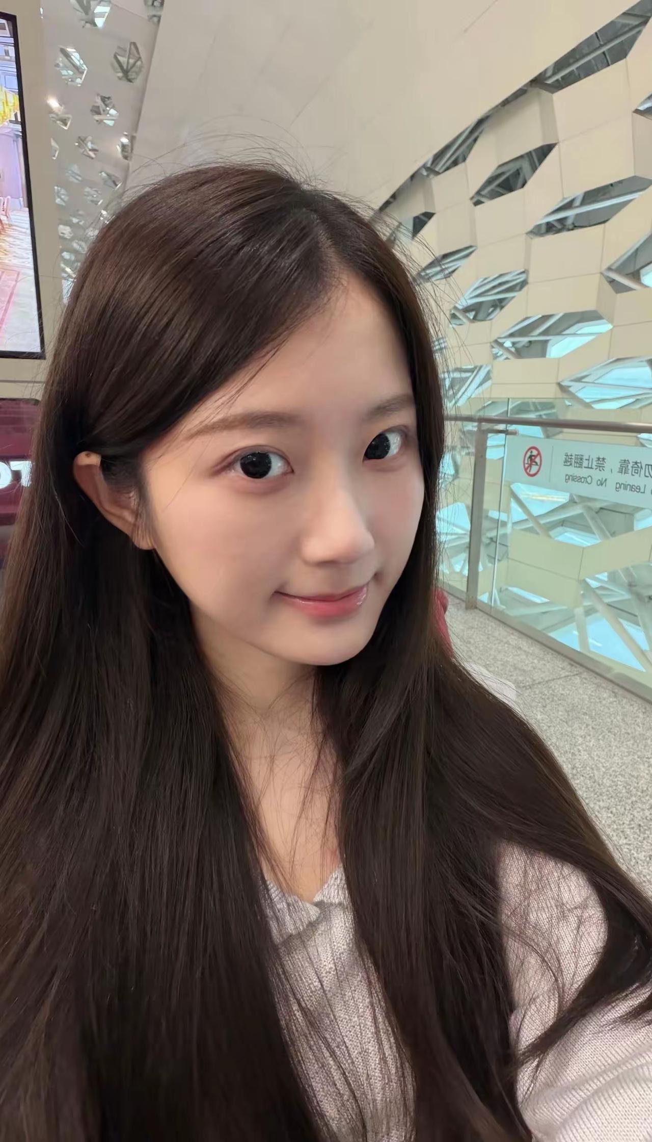 机场的风，吹起温柔的发梢，眼里藏着对下一段旅程的期待✨