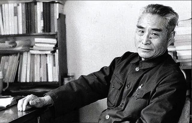 1975年，黄维被俘27年，被特赦时，国民党邀请他回台湾，并承诺补发27年中将工