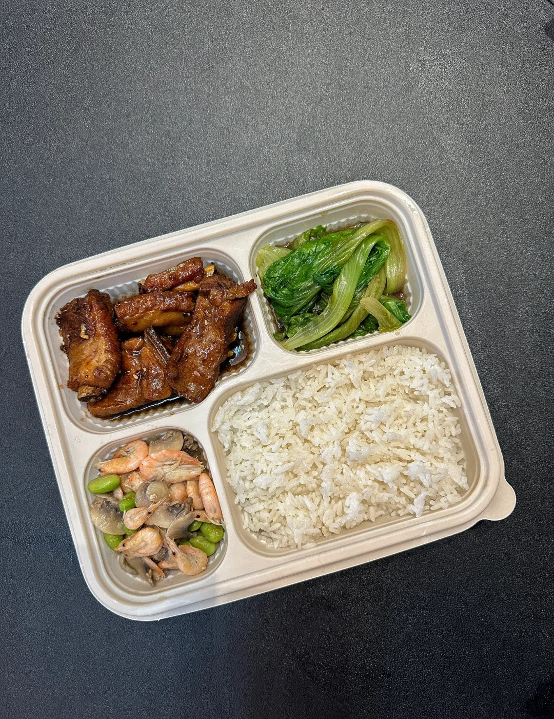 无锡东站小饭桌盒饭，💰30一份算贵吗