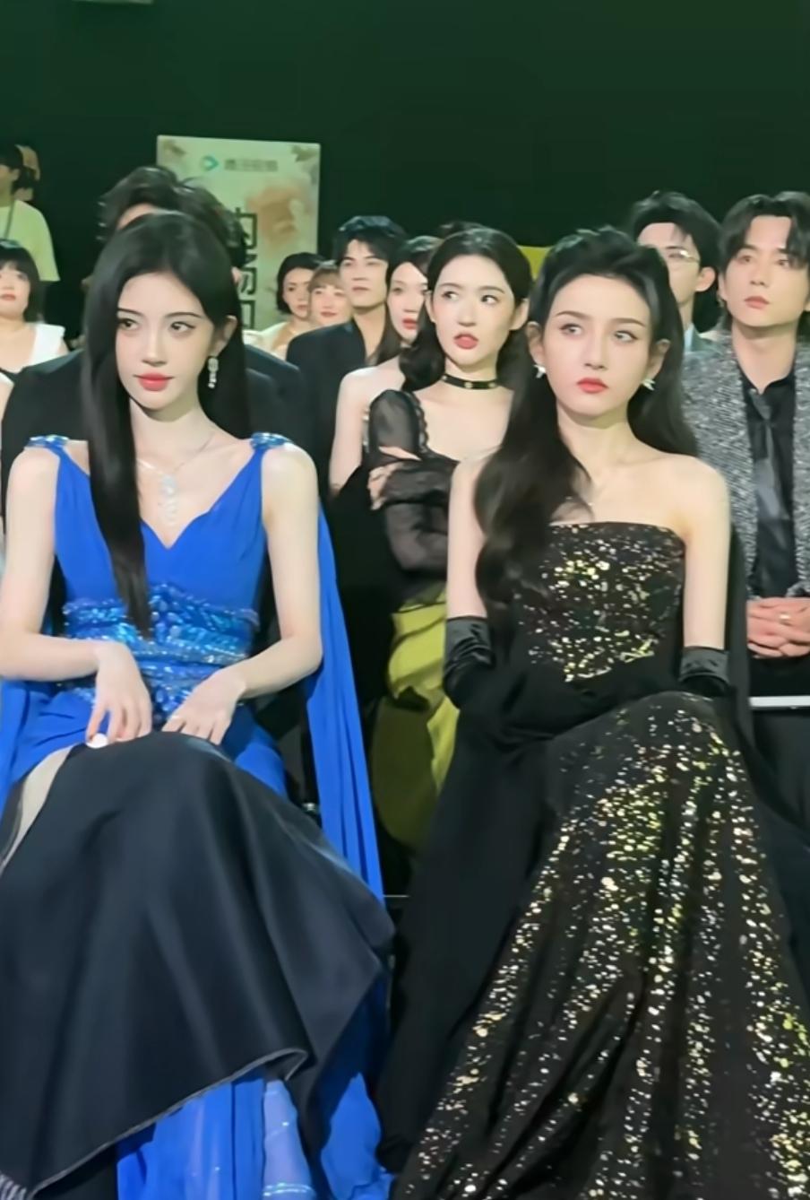 鞠婧祎和宋祖儿都是小脸精致美女，有人说鞠婧祎最美，太惊艳了，也有人说祖儿头身比真