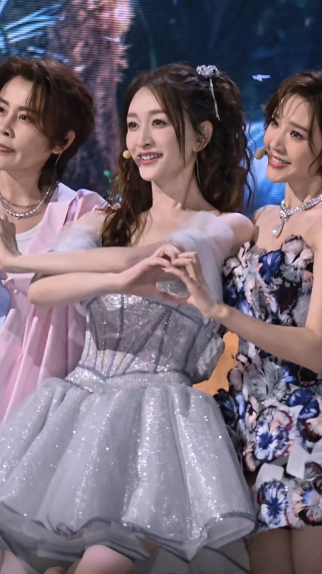 50岁扎双马尾，穿蓬蓬裙，却一点不违和，只有李小冉了吧！