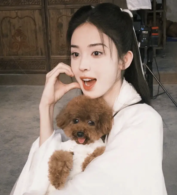 娜扎穿白色襦裙与小狗合照比心表情超可爱