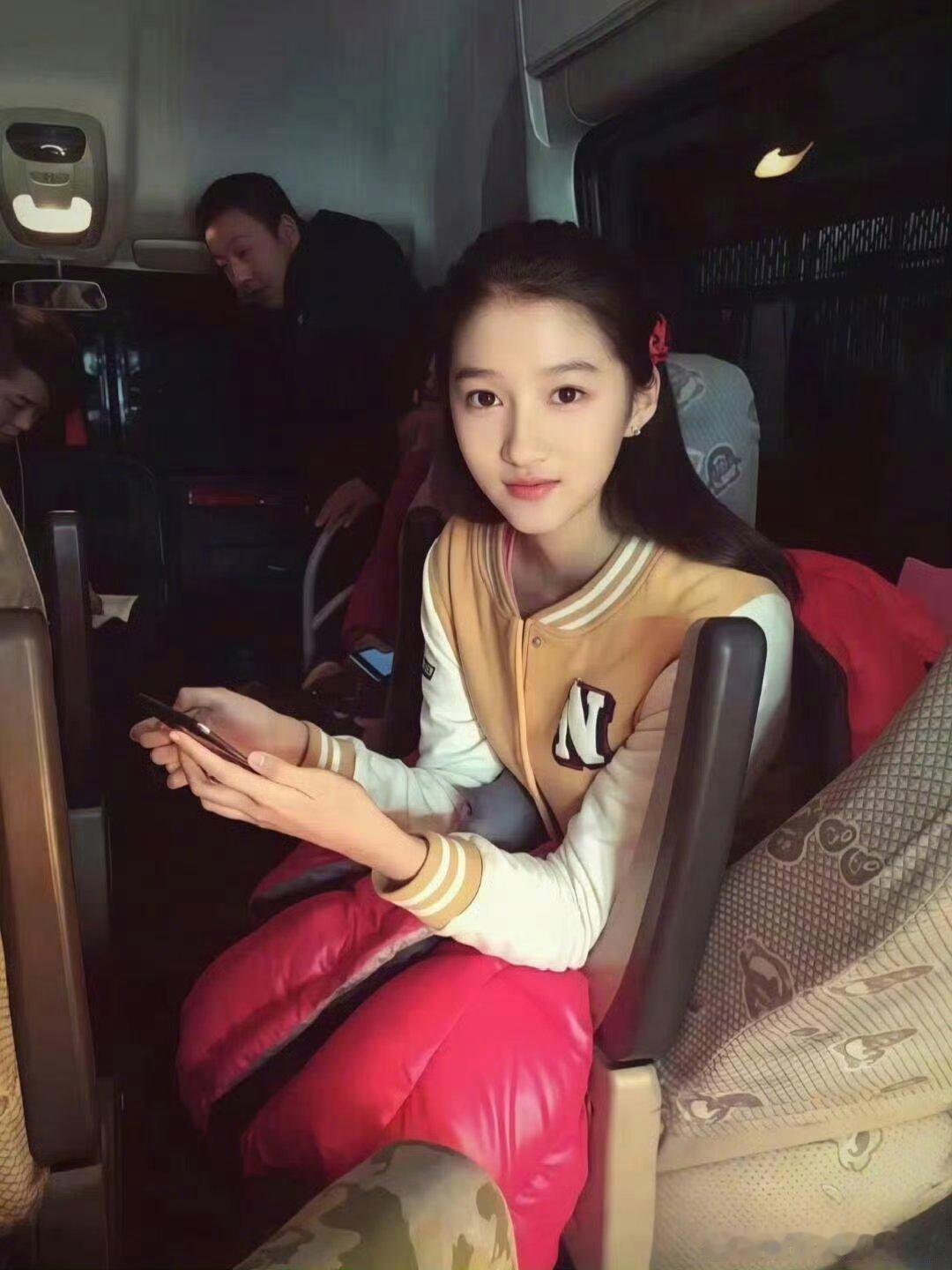 关晓彤私底下素素的好美噢。