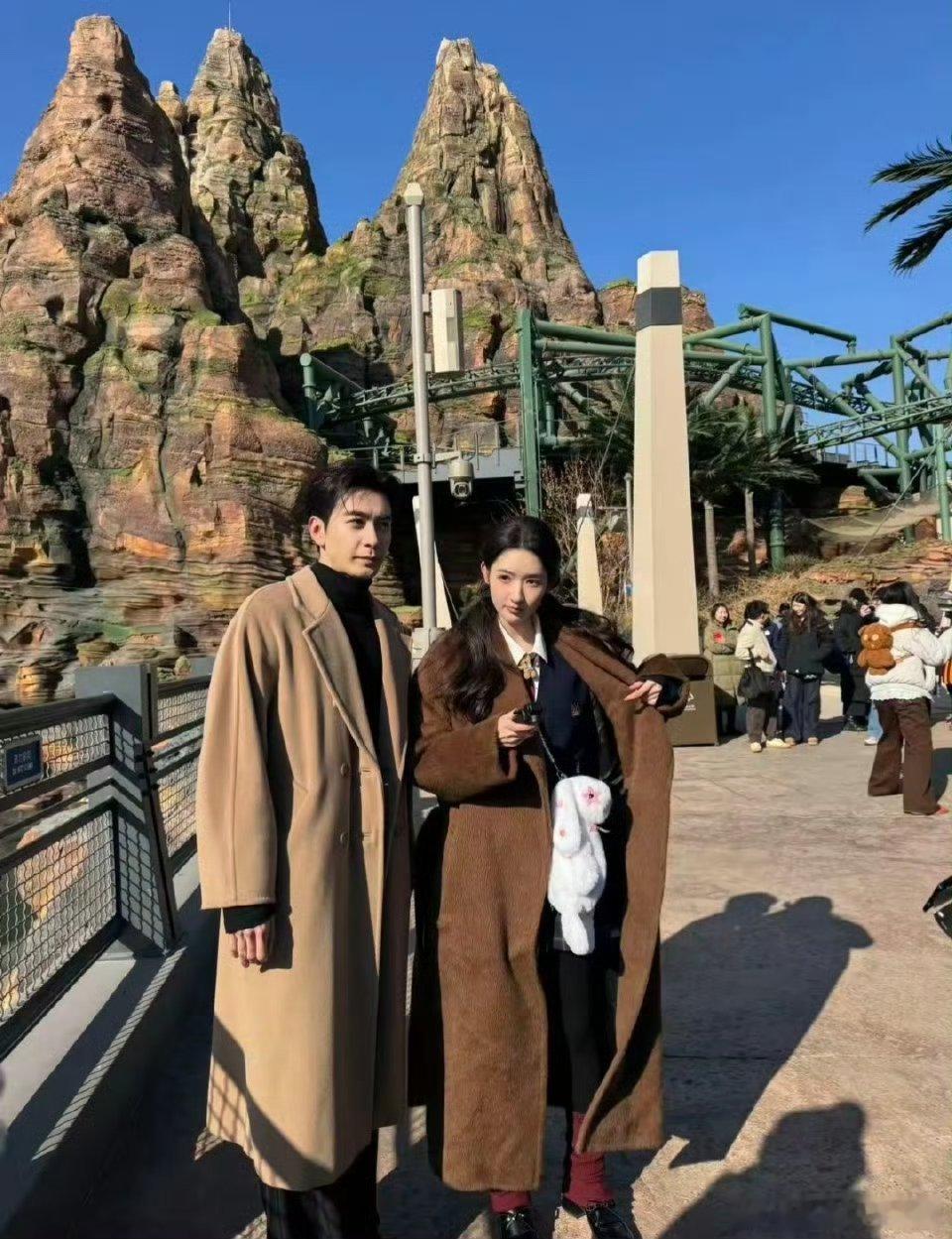 环球影城偶遇陈星旭王玉雯大城市就是机会多随便就偶遇明星了帅哥美女很养眼啊