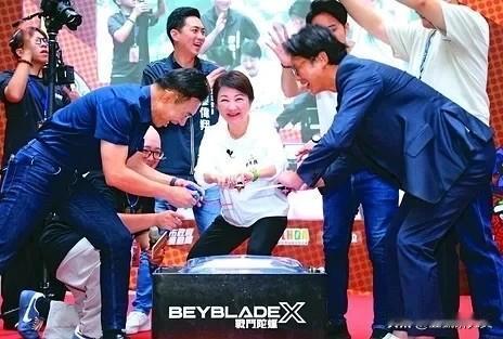 竹北市长选战蓝白合破局，台中却上演另一场蓝白合。台中市长卢秀燕昨天（30日）与民