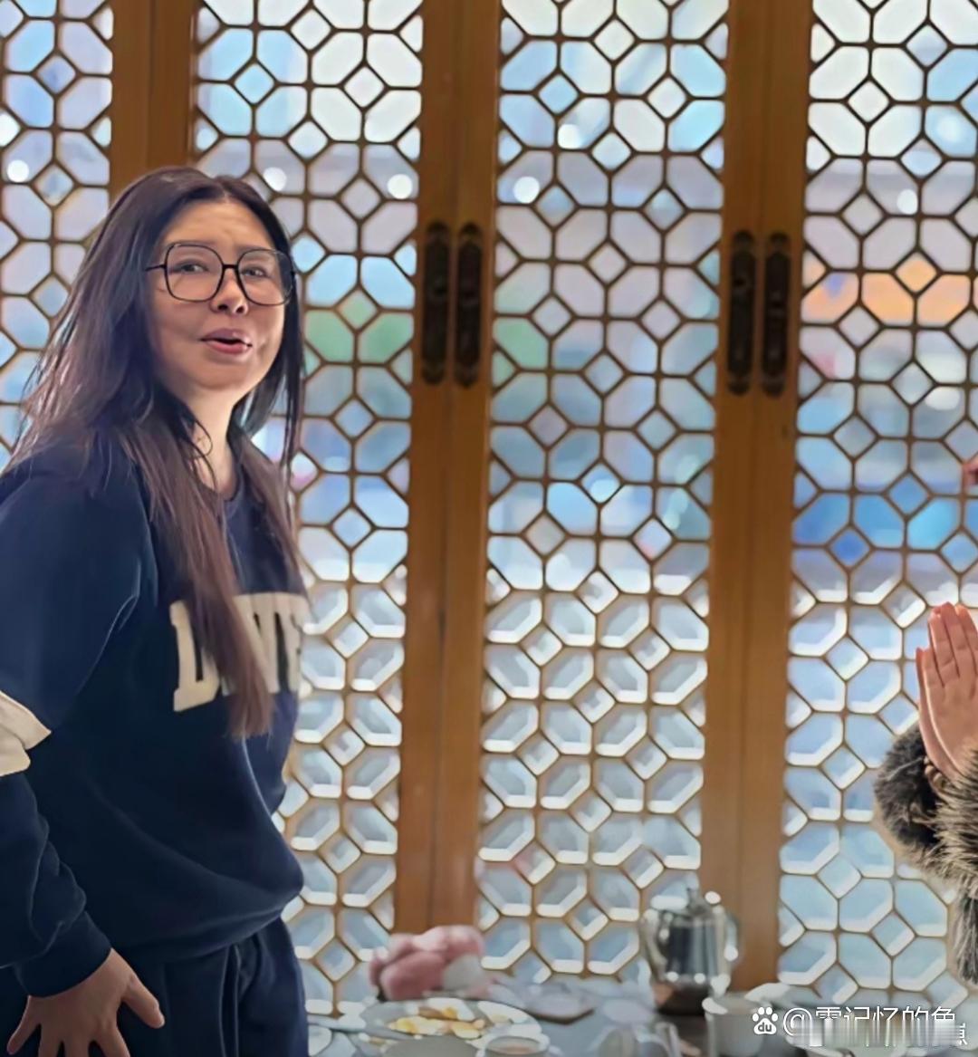 58岁王祖贤最新路透曝光！时隔多年再被拍，整个人的变化真的好大呀！