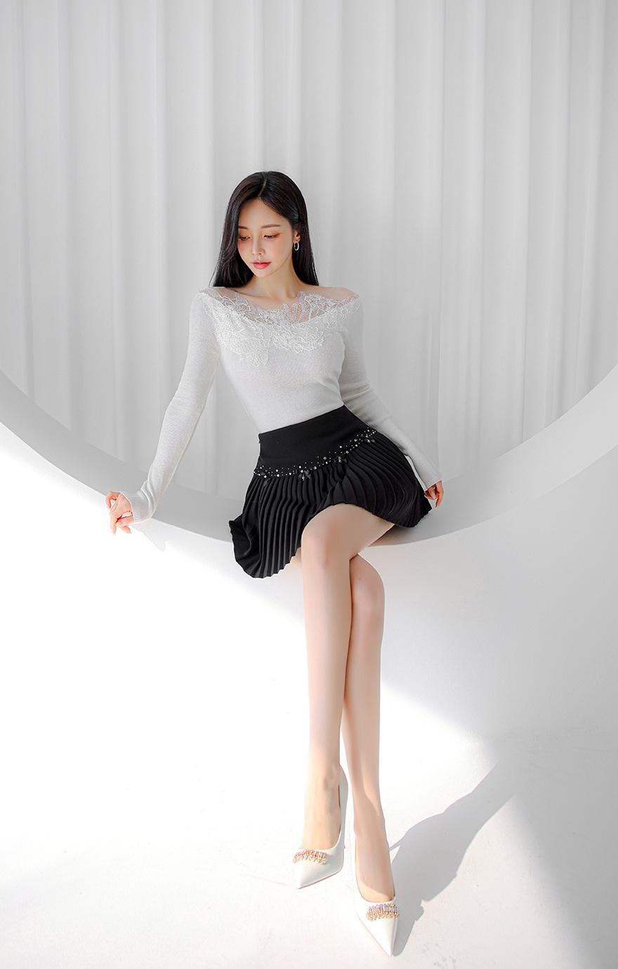 优雅黑裙与蕾丝白衫的搭配，简直是女性魅力的密码！就像舒畅，最近用黑色长裙配白色