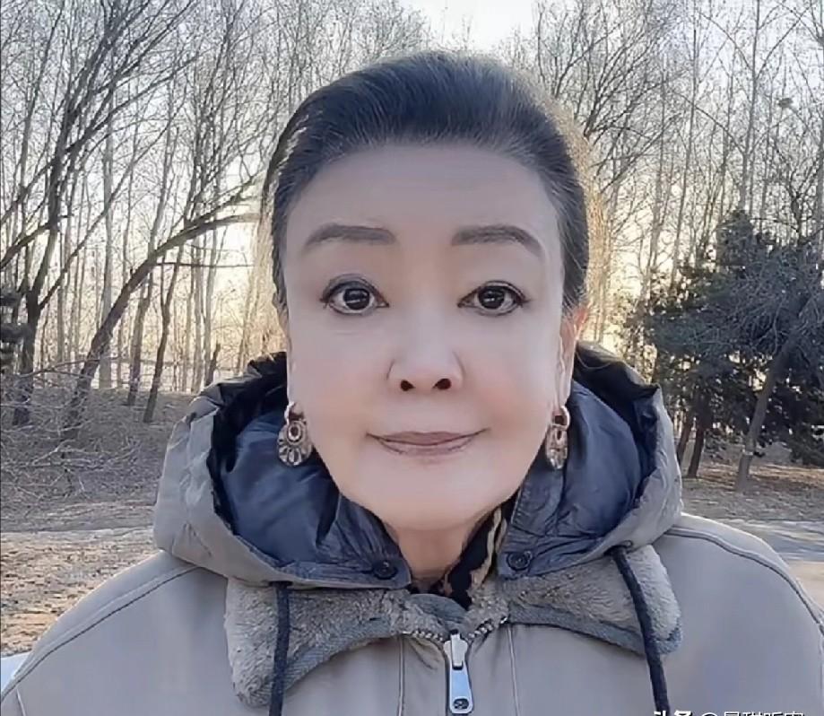 汪小菲这边孙子刚满月，那边张兰已飞回北京，数千里外，马筱梅孩子却随汪姓，满月宴婆