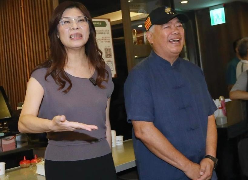 台湾国民党主席选举结果即将揭晓，候选人郑丽文持续领先。国民党主席朱立伦今晚6时表