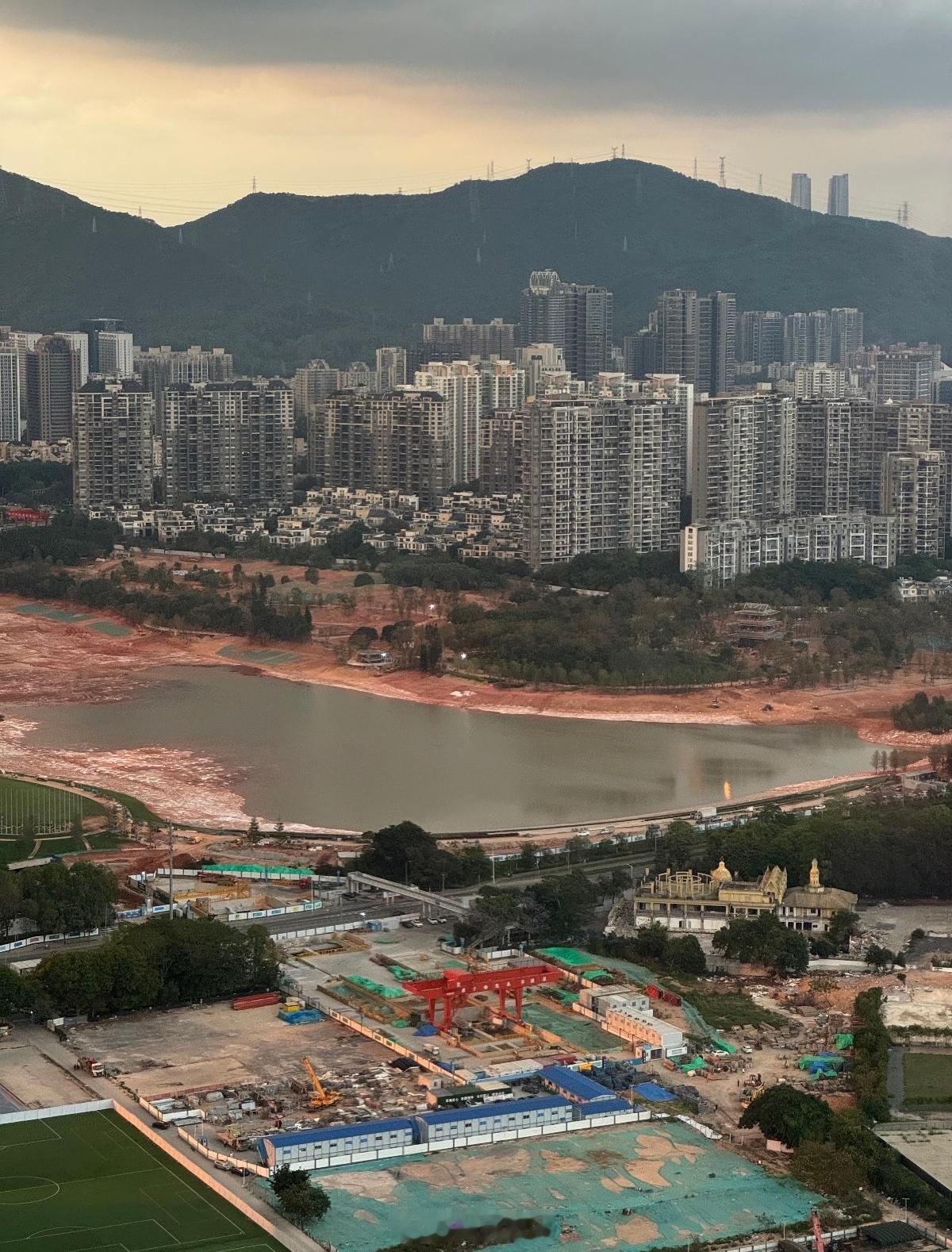 刚看到，香蜜湖，开始加水了。之前抽干是因为要清淤和扩建堤坝。还有7个月，APEC