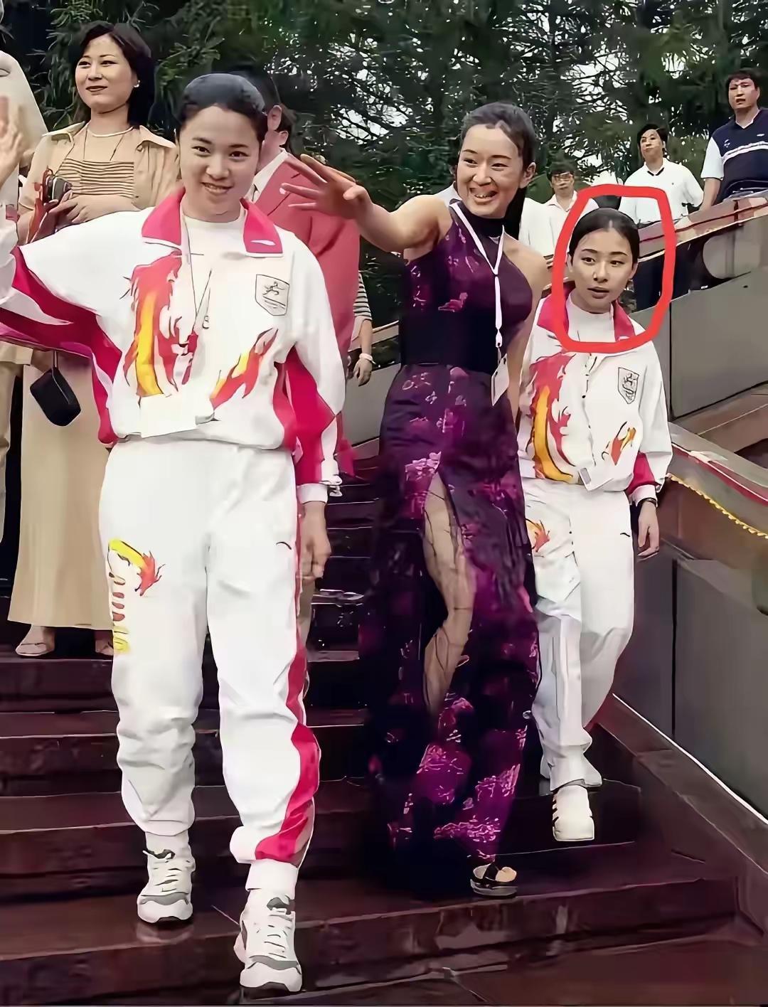 巩俐可以吹一辈子了，这个体坛巨星和豪门阔太是她看着长大的！如果没看错的话，巩俐旁