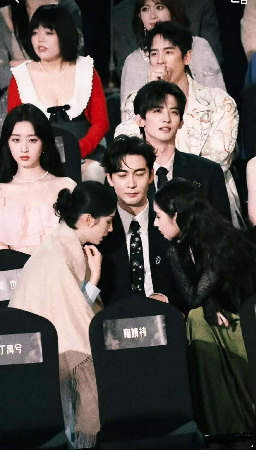 2025星光大赏神图🈶都是双人向的，好几张还幻视我和朋友聚会的样子孟子义一摔