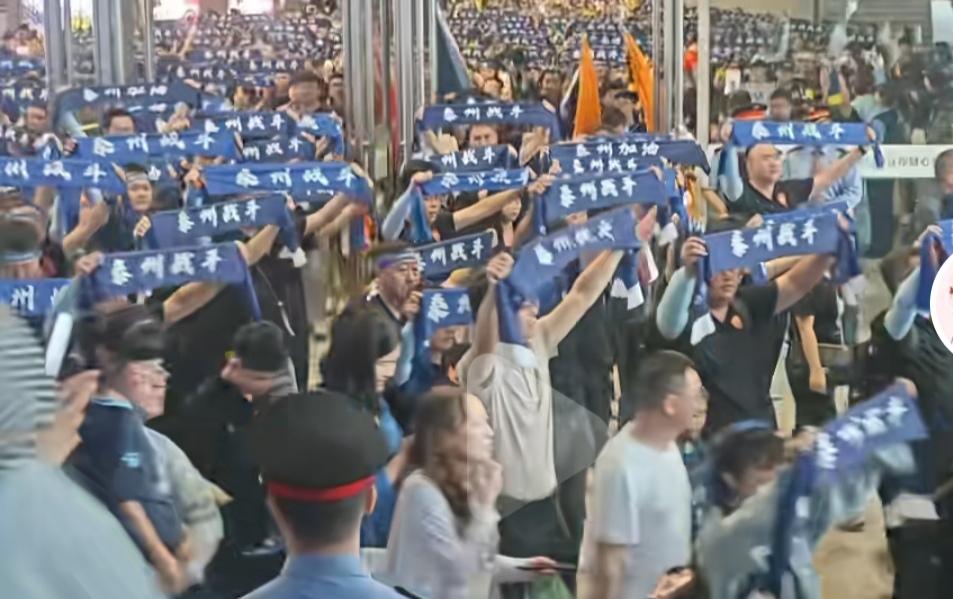 苏超决赛谁是冠军不知道，但是泰州球迷气势如虹！抖音上关注苏超，全是泰州球迷看