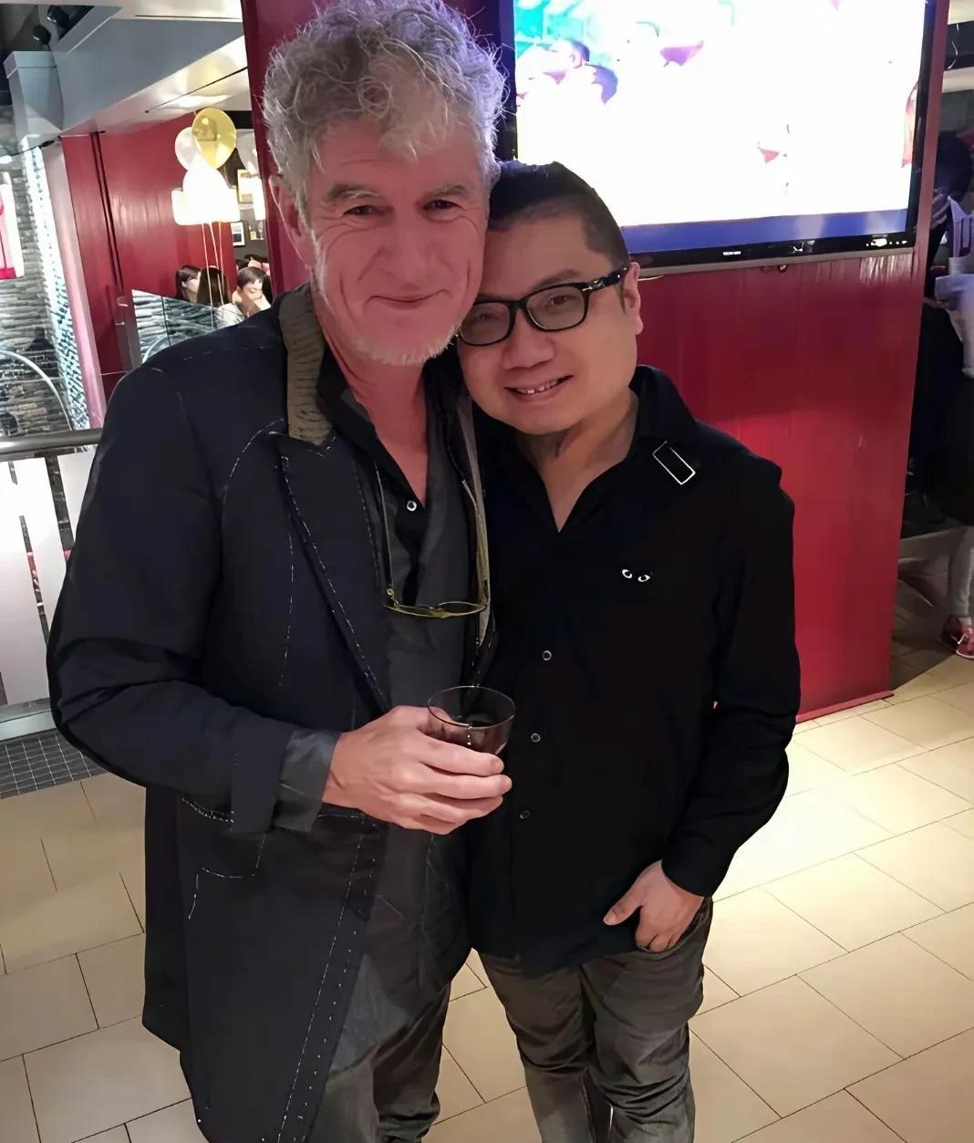 程青松亲昵地依偎在一名外国老男人的怀里，做小鸟依人状。父母给他起的名字很阳刚，