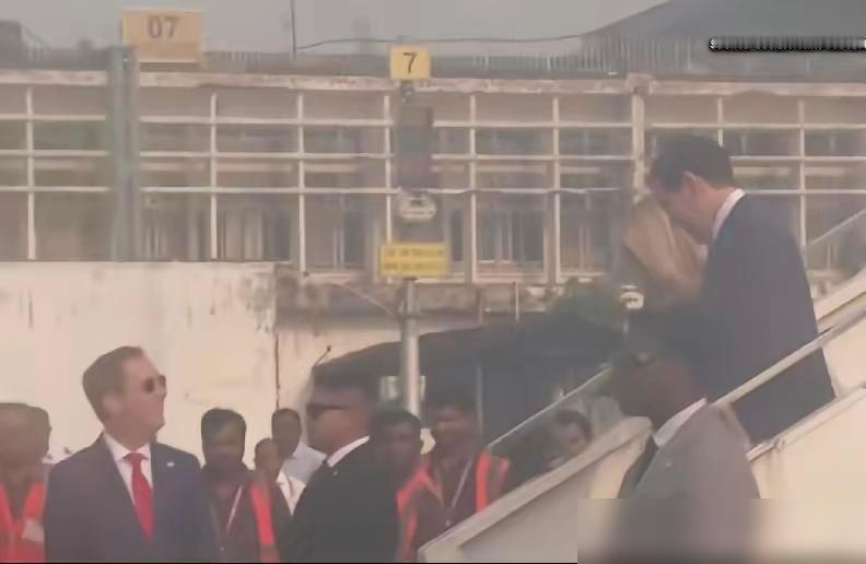 鲁比奥5月23日携妻子访问印度，下飞机那个场景让人觉得有些莫名其妙！我这两天