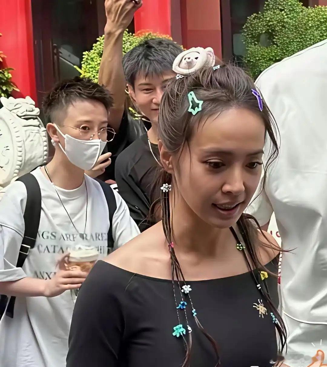 说周杰伦不后悔我真不信，蔡依林这状态确实绝，个子不高但一点不干瘦，快50岁了整个