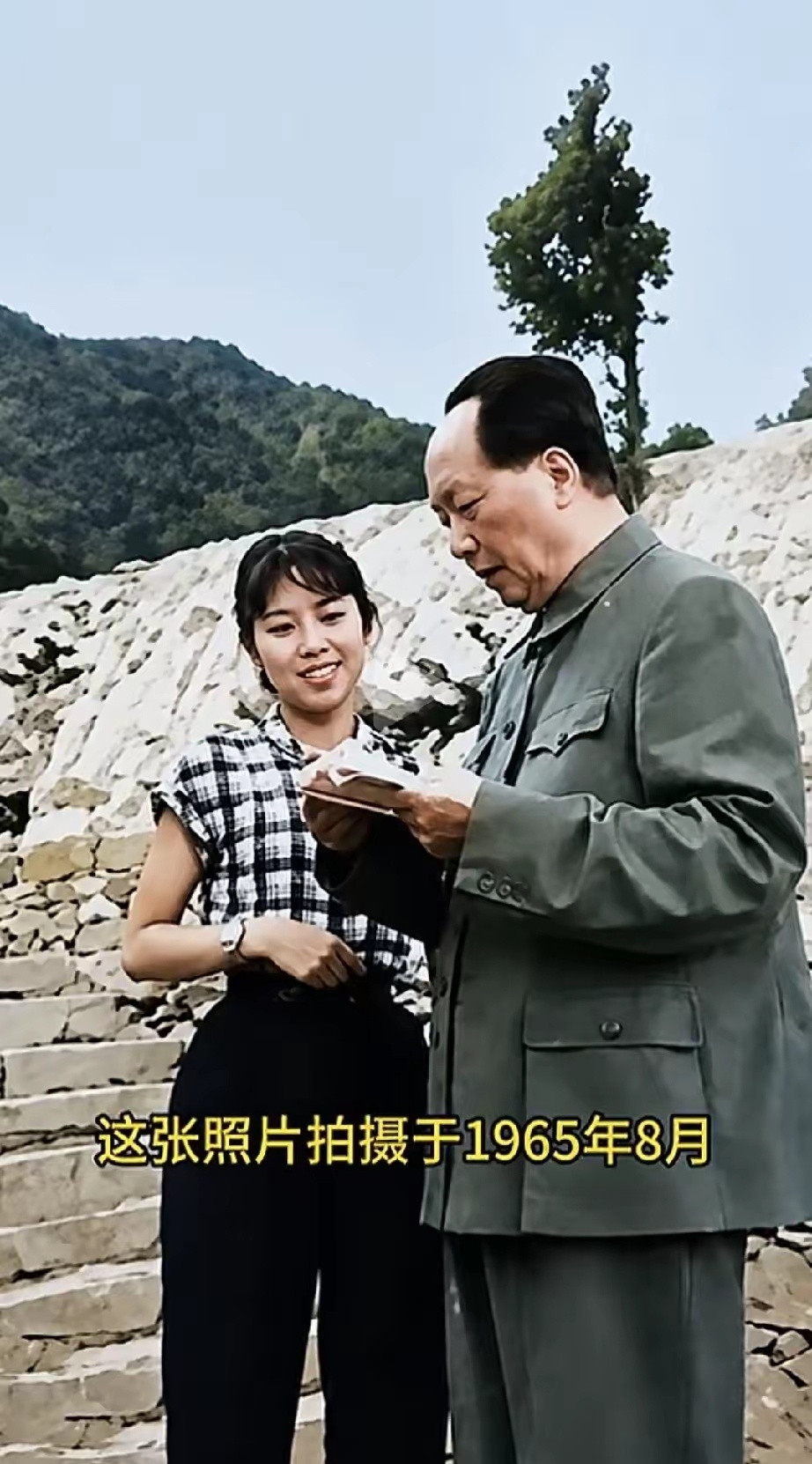 1959年，江西庐山。闲暇时分，毛主席正在翻看手中的文稿，站在主席身旁的姑娘叫钟