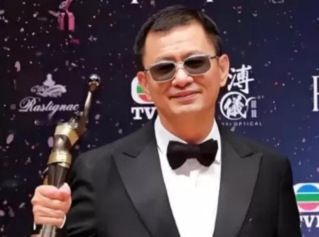 王家卫这次真的摊上大事了！编剧古二曝光的录音像连环炸，把半个娱乐圈都掀了个底朝天