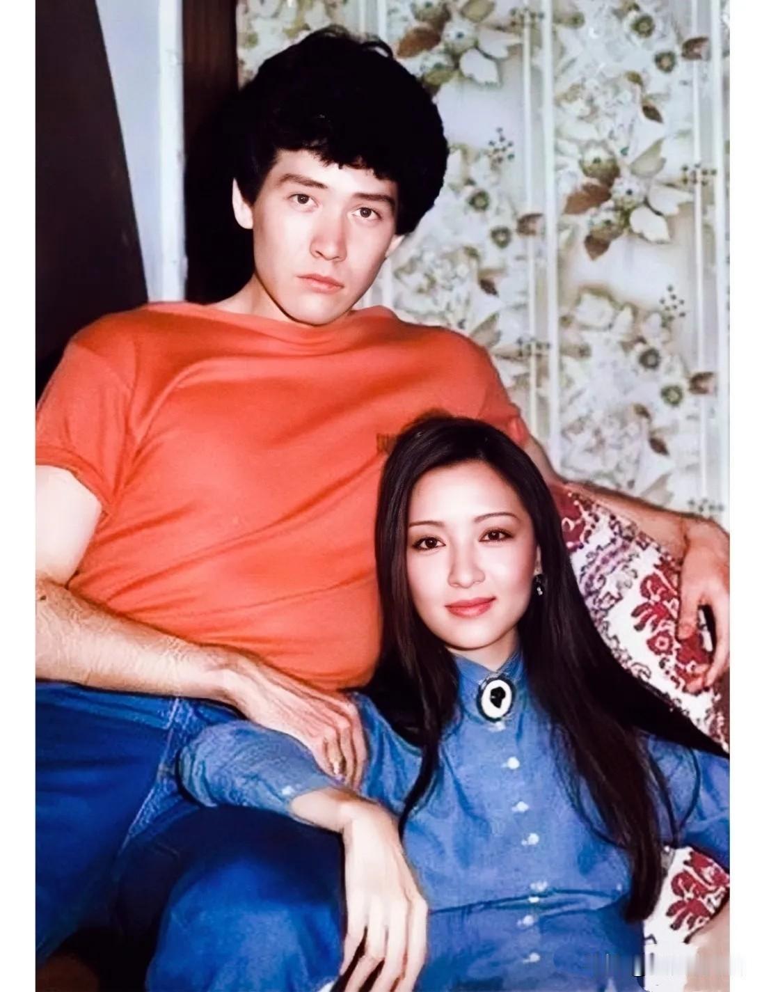 这张照片拍摄于1989年的台湾，是费翔和胡因梦的一张珍贵留影。这一年，费翔29岁