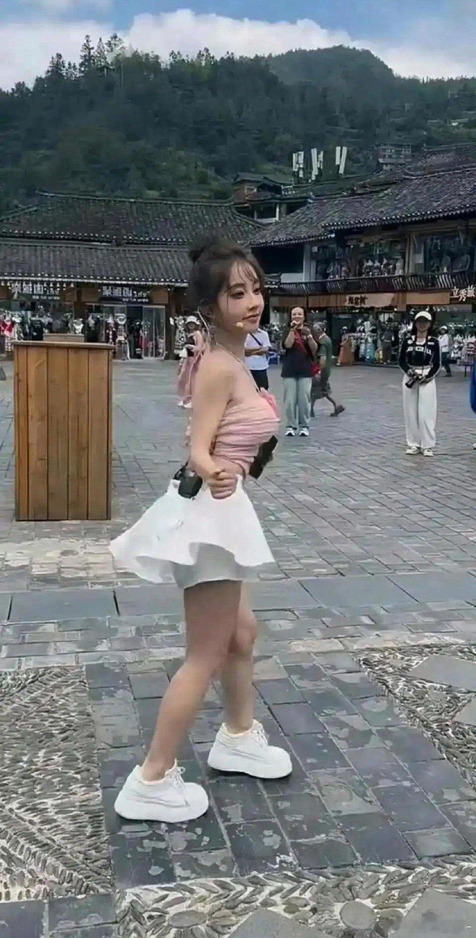 当年的网红一姐冯提莫这是怎么了