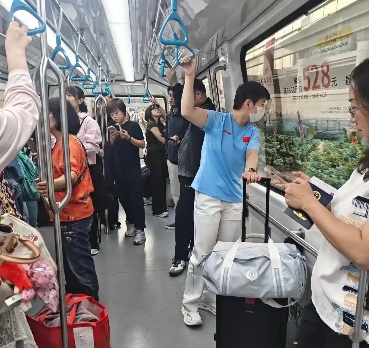 这下好了不仅体育圈知道全国人民都知道了！孙颖莎就是一个走到哪都好奇的宝宝！9.1