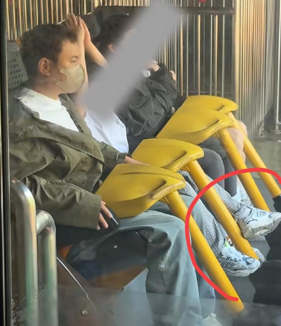 沈腾这儿子穿的鞋子是什么品牌？多少钱啊？在哪里可以买到啊？实在是太好看了！好想给