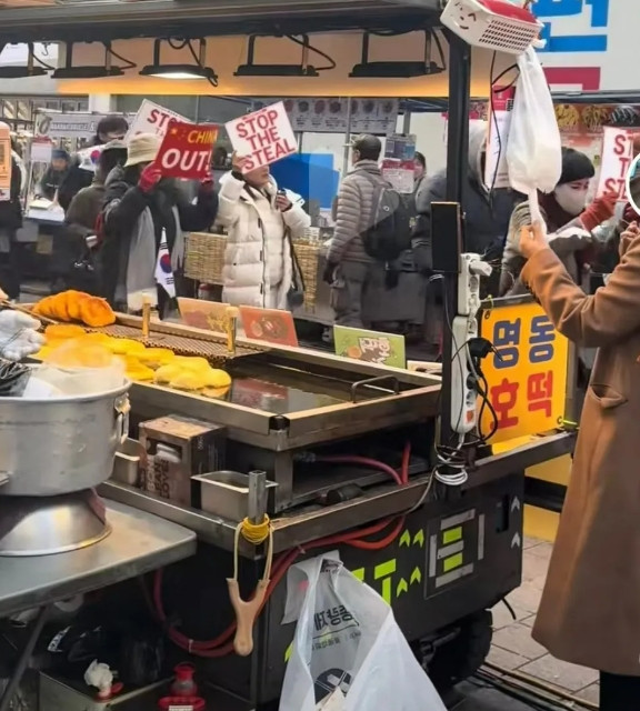 韩国人开始贼喊捉贼！当街游行说中国是小偷！偷韩国的泡菜、韩服，到底是出口给他们的