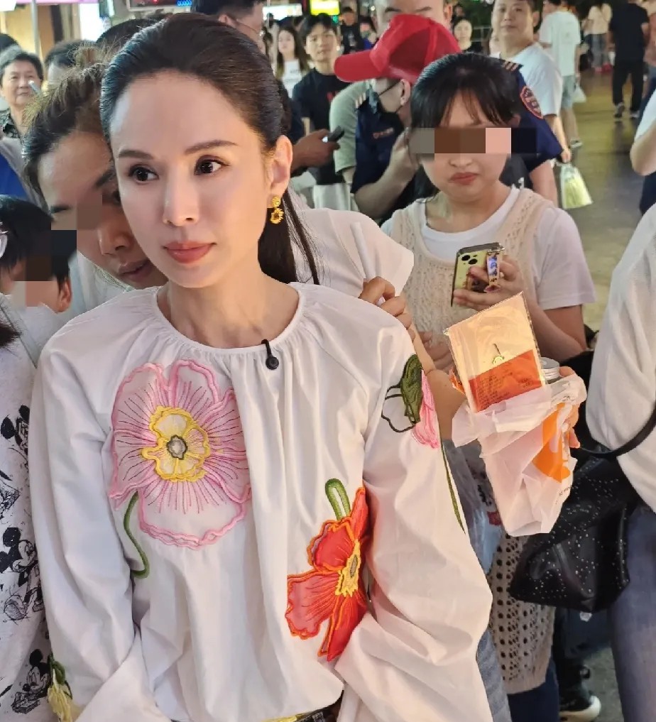 李若彤真人照！脸像20岁小姑娘，可惜脖子出卖了年龄。