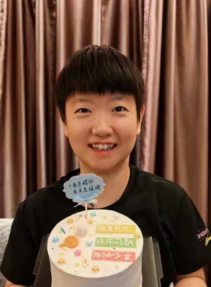 中国女乒名将孙颖莎真是太会来事了！今天是孙颖莎进入中国乒乓球国家队的十周年，她专