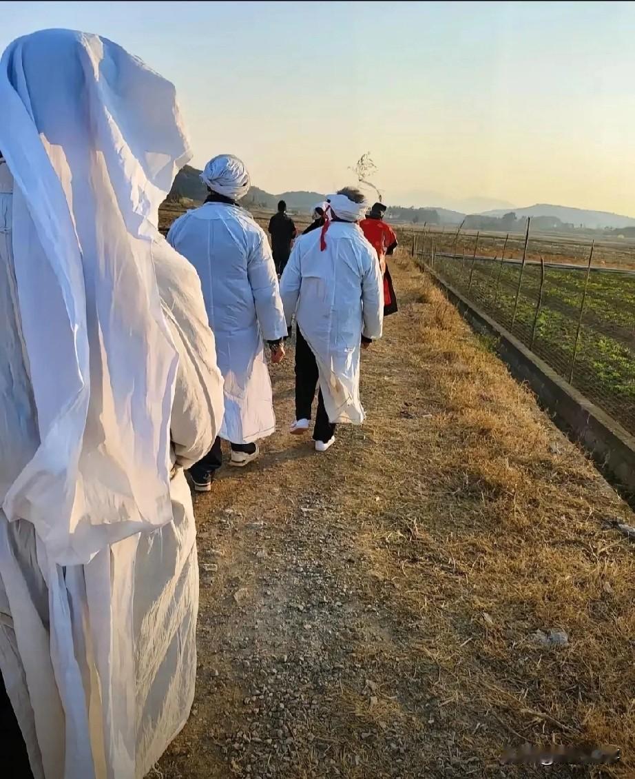 2026年3月30日，新修订的《殡葬管理条例》正式施行，殡葬行业明确公益属性，“