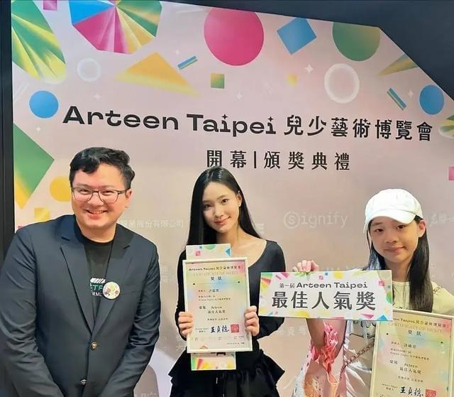 近日，小二女儿Lily出街被拍，17岁的她打扮成熟，身材梨型特征明显。Lily透