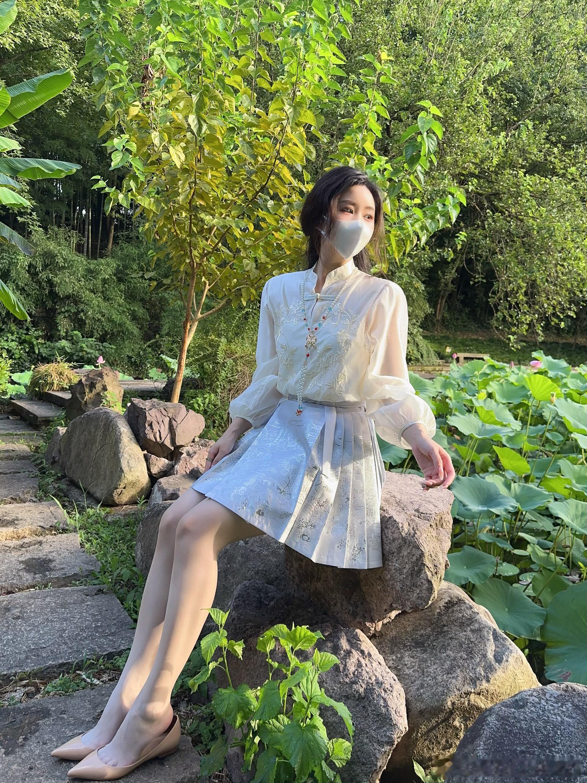 池塘边观鱼～​​​