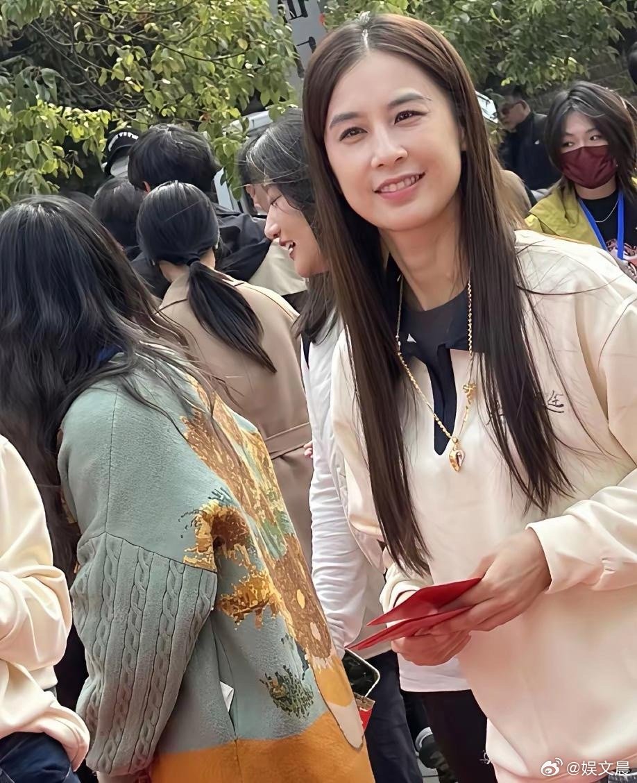 黄圣依最新近照曝光，整个人状态依旧在线，气质温婉又大气，颜值依旧很能打。