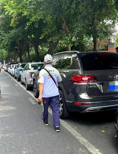 重庆巫溪，一6旬老人每月花1350元承包了11个路边车位。有车主把车停在老人的车