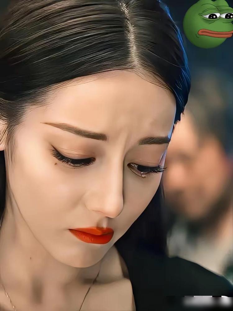 迪丽热巴枯坐在迪拜机场，眼睁睁看着自己的巴黎大秀开幕。她的经纪人和化妆师早就舒舒