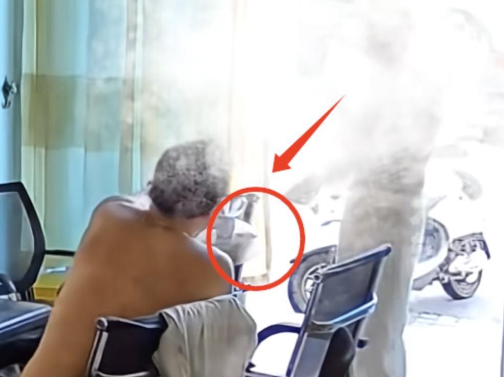 越是了解福州的那名女子踹门的原因，我越是压抑不住内心的愤怒啊！事情的起因是这名