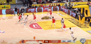 广东东阳光核心后卫徐杰不愧被球迷称为徐中锋。在今天广东东阳光客场挑战浙江浙商证券