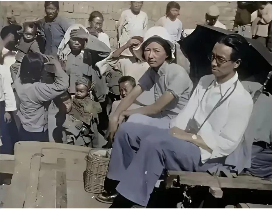 这才是民国才女林徽因和丈夫梁思成的真实容貌，都看看吧，不是演员扮演的。那是1