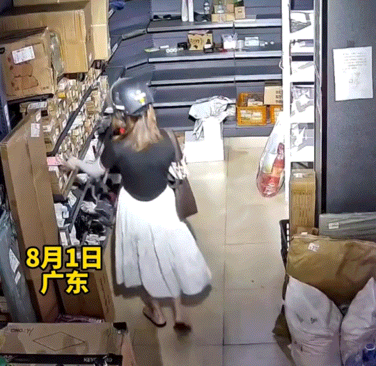太坏了！广东，一女子到快递站拿快递，可这期间女子竟在店内肆意踢扔他人包裏，恰好女