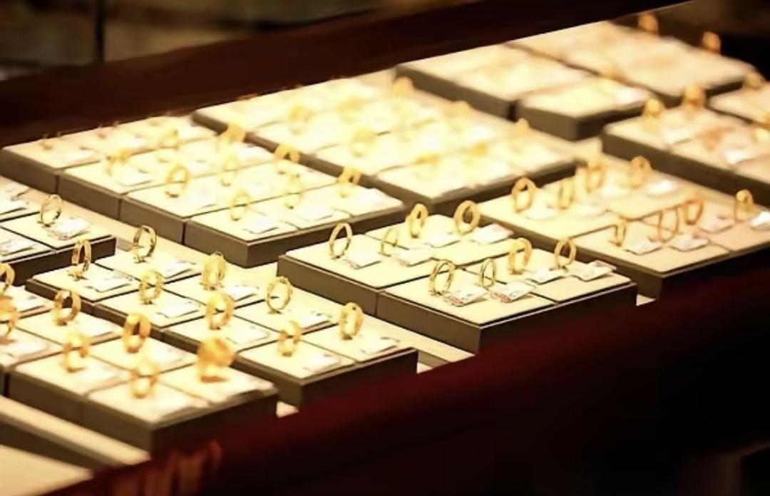 金价跌穿4100美元，柜姐说“现在买划算”，可没人敢伸手。这波跌得太猛，一周掉