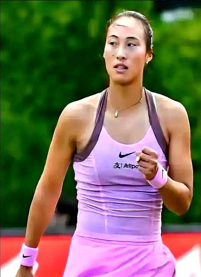 郑钦文这姑娘，是真让人心疼又佩服。你可能不知道她现在啥处境。温网一轮游出来，排