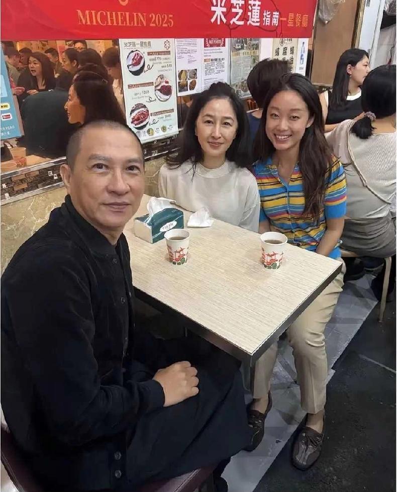 基因有时候也会出错？关咏荷跟梁家辉两个人长相都很不错，尤其是关咏荷，想当年也是