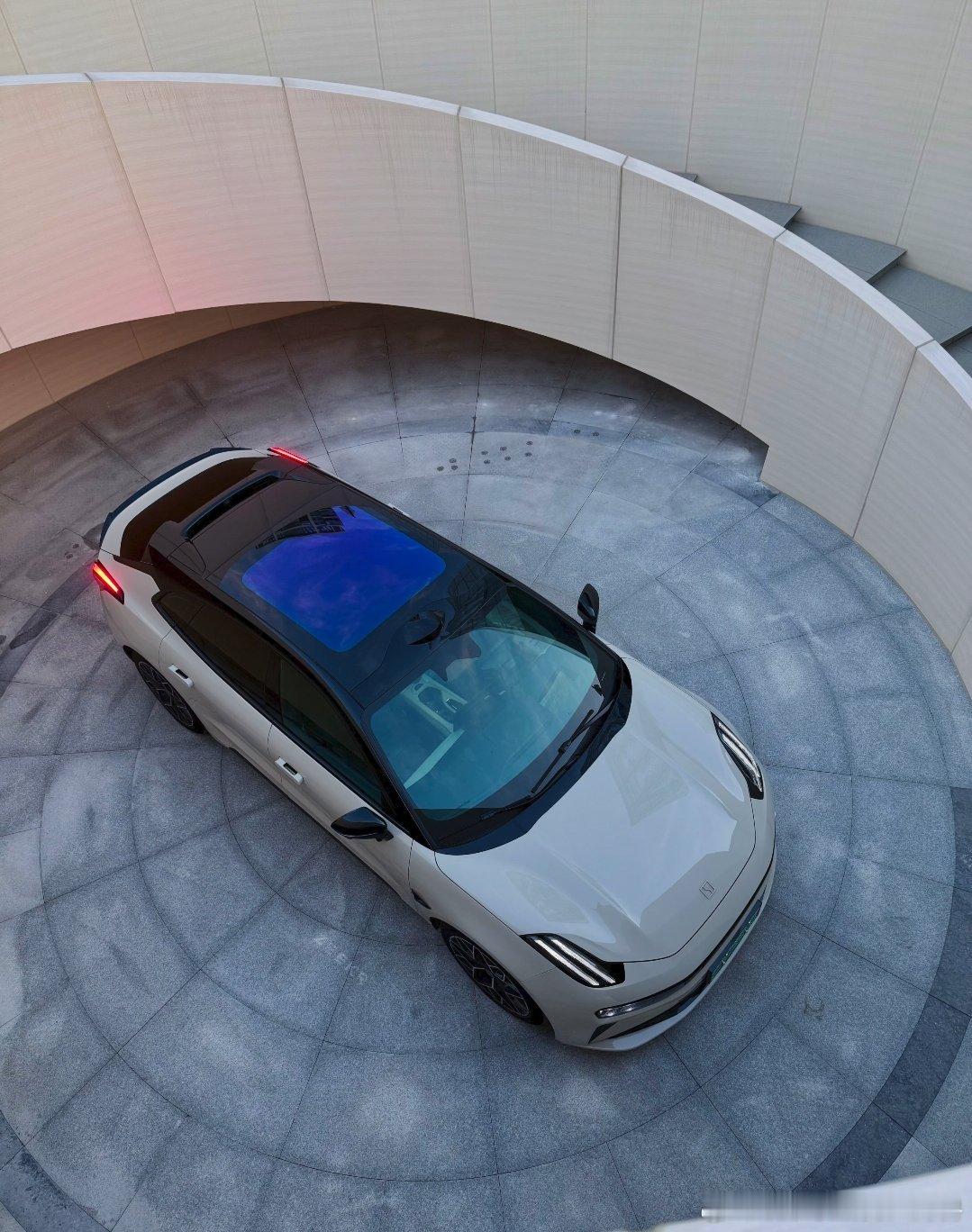 经历了一次高速上的紧急变线，极氪稳健的车身姿态给了我十足的信心。没有多余的晃动，