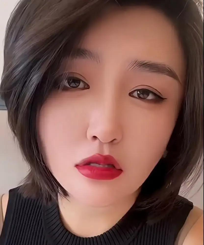 赵本山女儿球球一场直播，销售额竟能抵得上他一个剧团一年的收入。这数字太刺眼了。