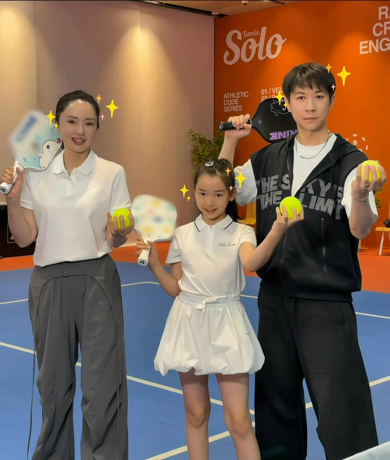 董璇晒跟张维伊、女儿小酒窝打匹克球的合照，仨人笑成一团。当年她替前夫跑澳洲、办离