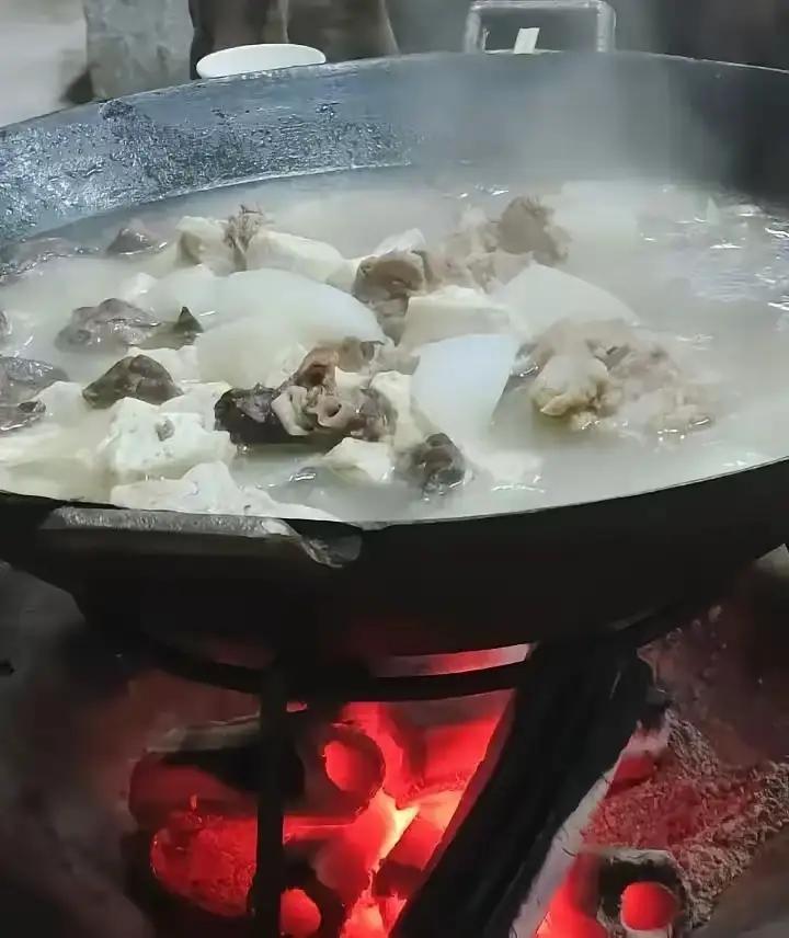 好好的杀年猪，咋就变了味儿？四川有户人家先搞了场，主播光收打赏就有2100万抖币